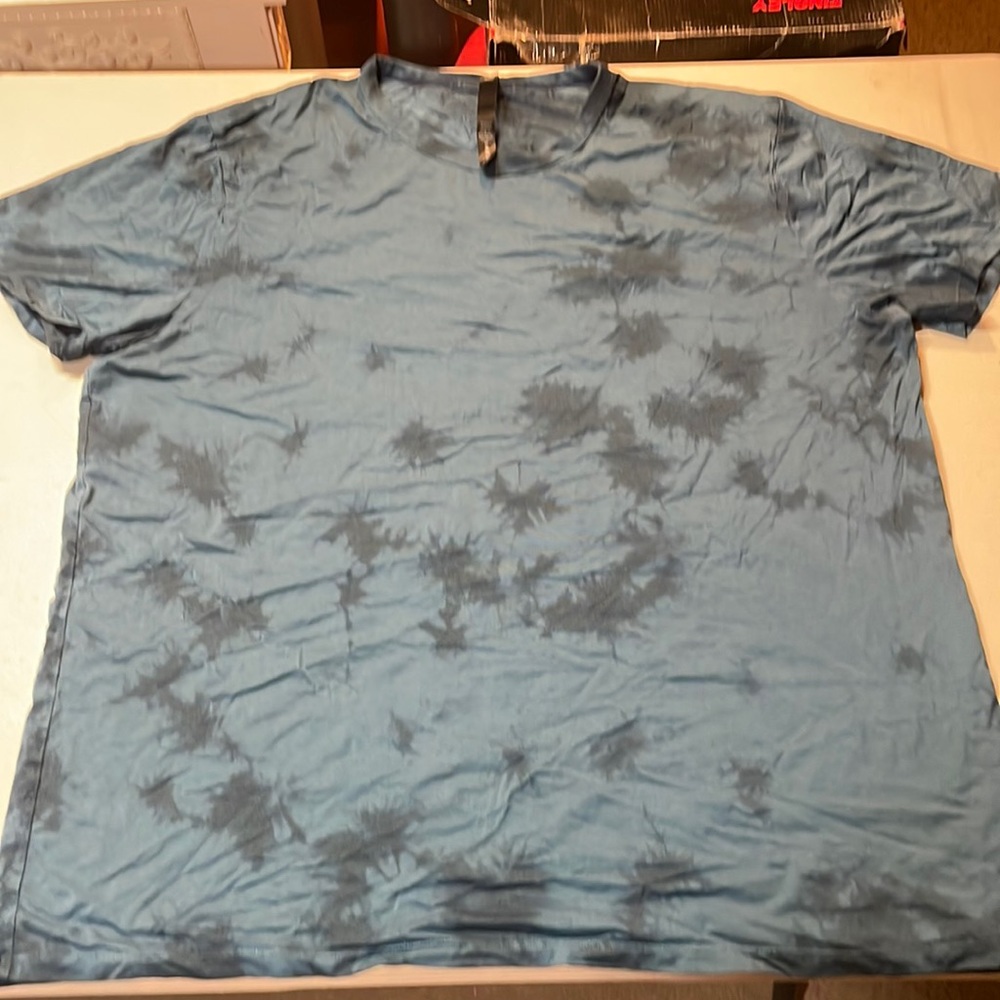 Men’s lululemon short sleeve shirt size XL blue